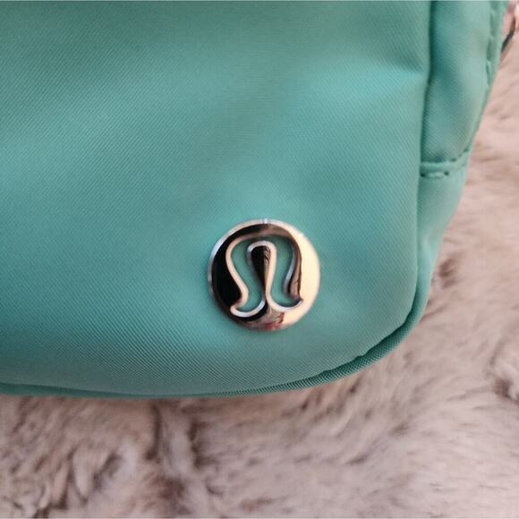 LULULEMON NEW EVERYWHERE GREEN BELT BAG - Picture 3 of 6
